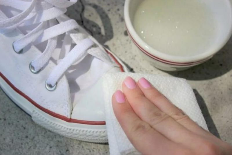 Облегчаем чистку белой обуви