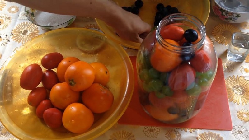 Маринованные помидоры с виноградом. Вкус получается такой, что потом не оторвешься! По этому рецепту мариновала еще моя бабушка.