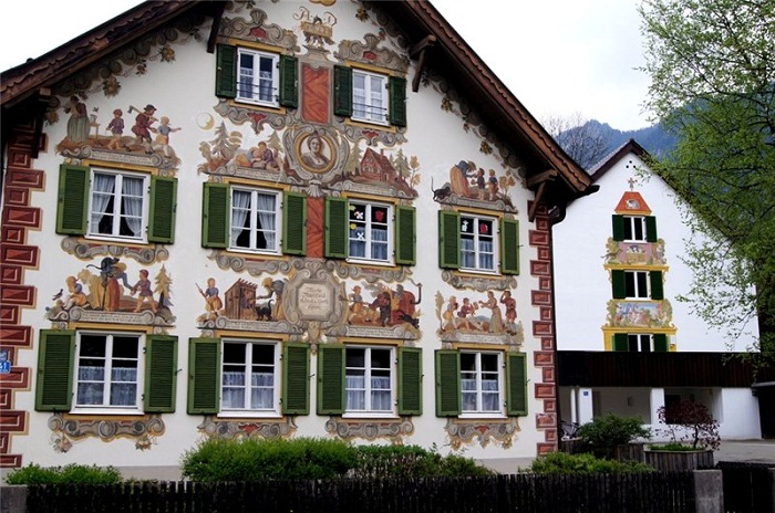 Расписная деревушка в Баварии, где каждый дом — настоящее произведение искусства