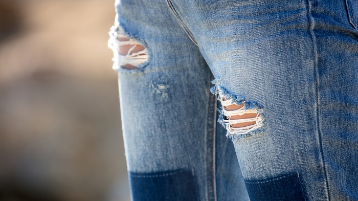 Зачем разрезать джинсы на тонкие полоски
