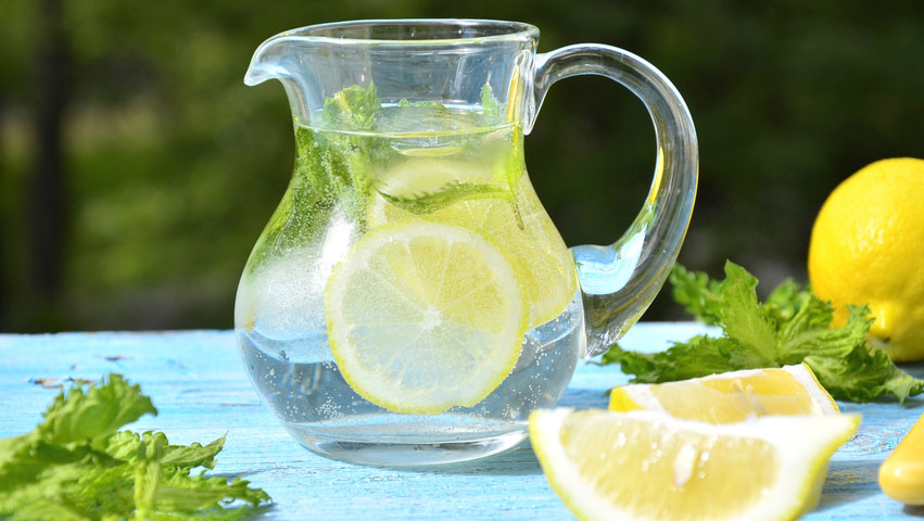 Пейте лимонную воду вместо таблеток, если у вас есть одна из этих 13 проблем