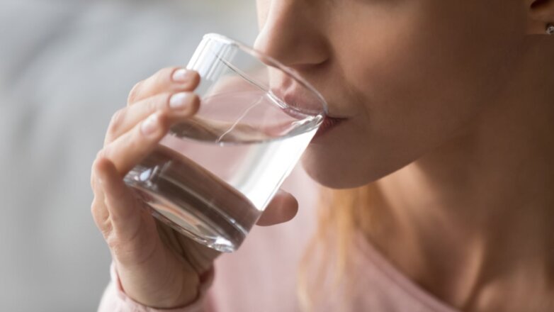 8 чудес, которые происходят с телом, если выпивать натощак по утрам стакан воды